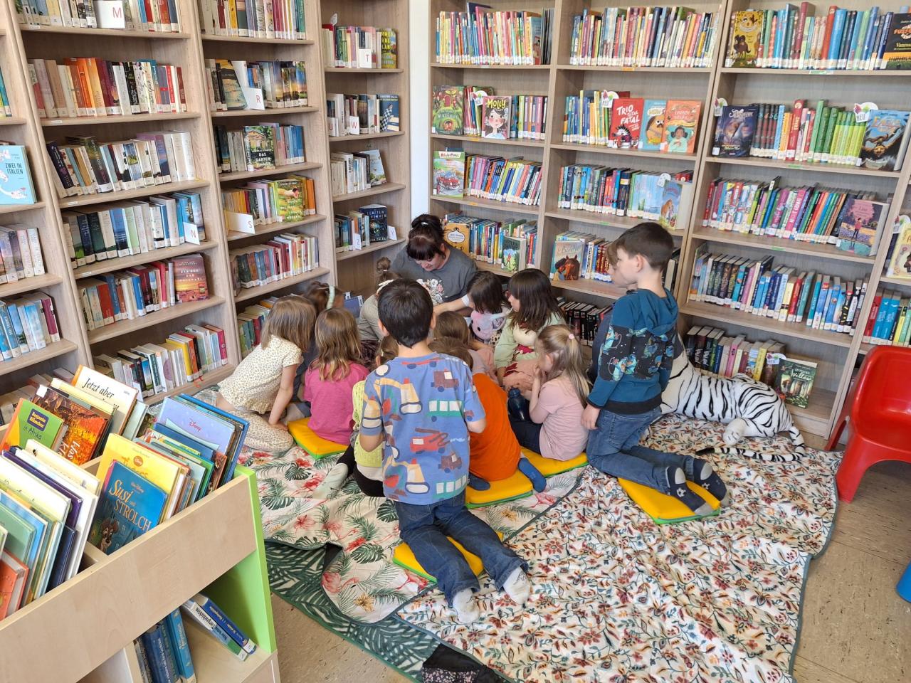 Kinder auf eine Decke