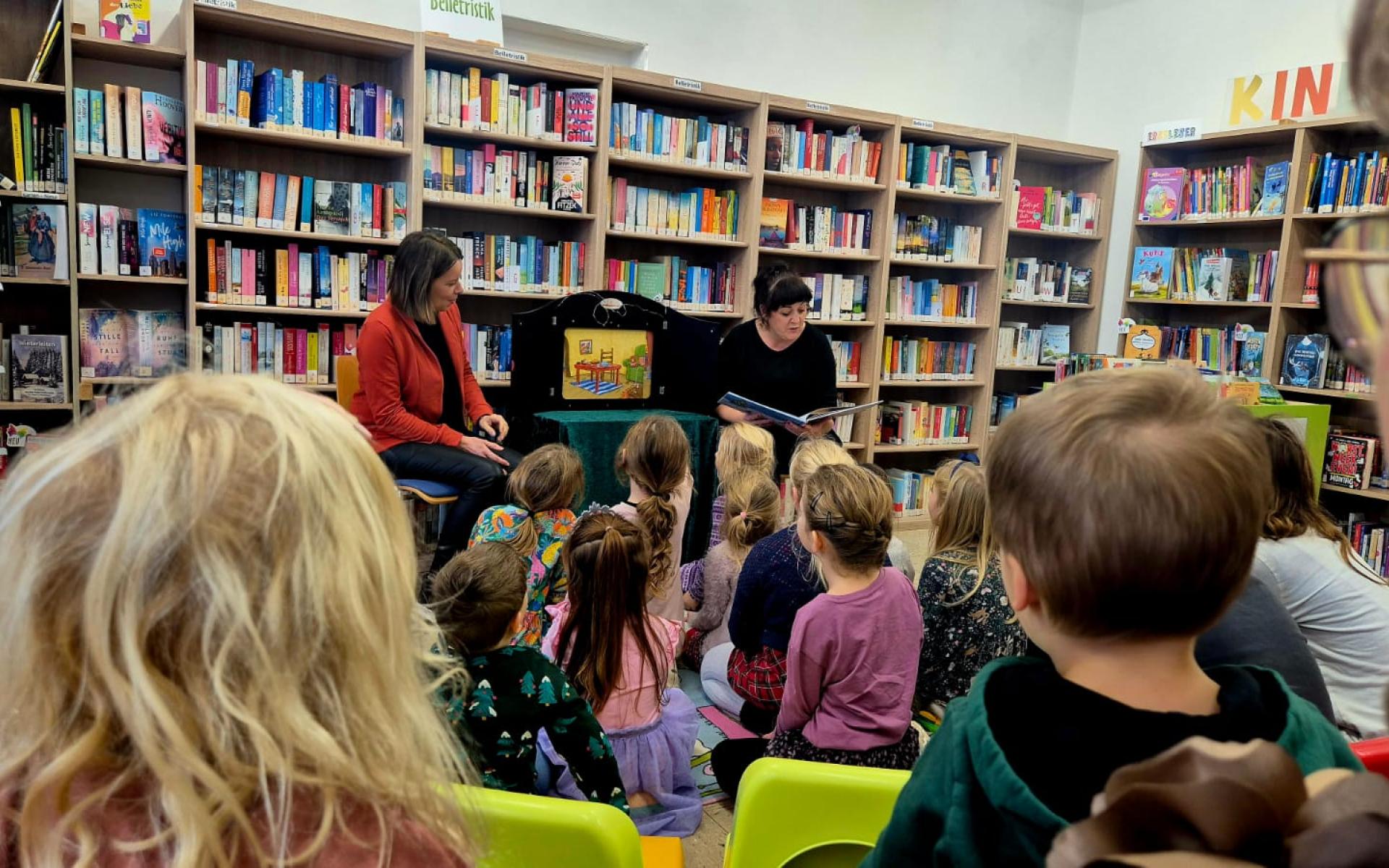 Kinder hören eine Geschichte