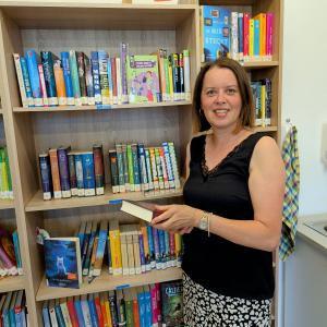 Frau mit Buch