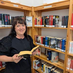 Frau mit Buch