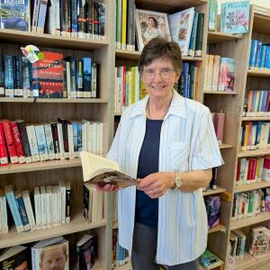 Frau mit Buch