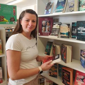 Frau vor Bücherregal