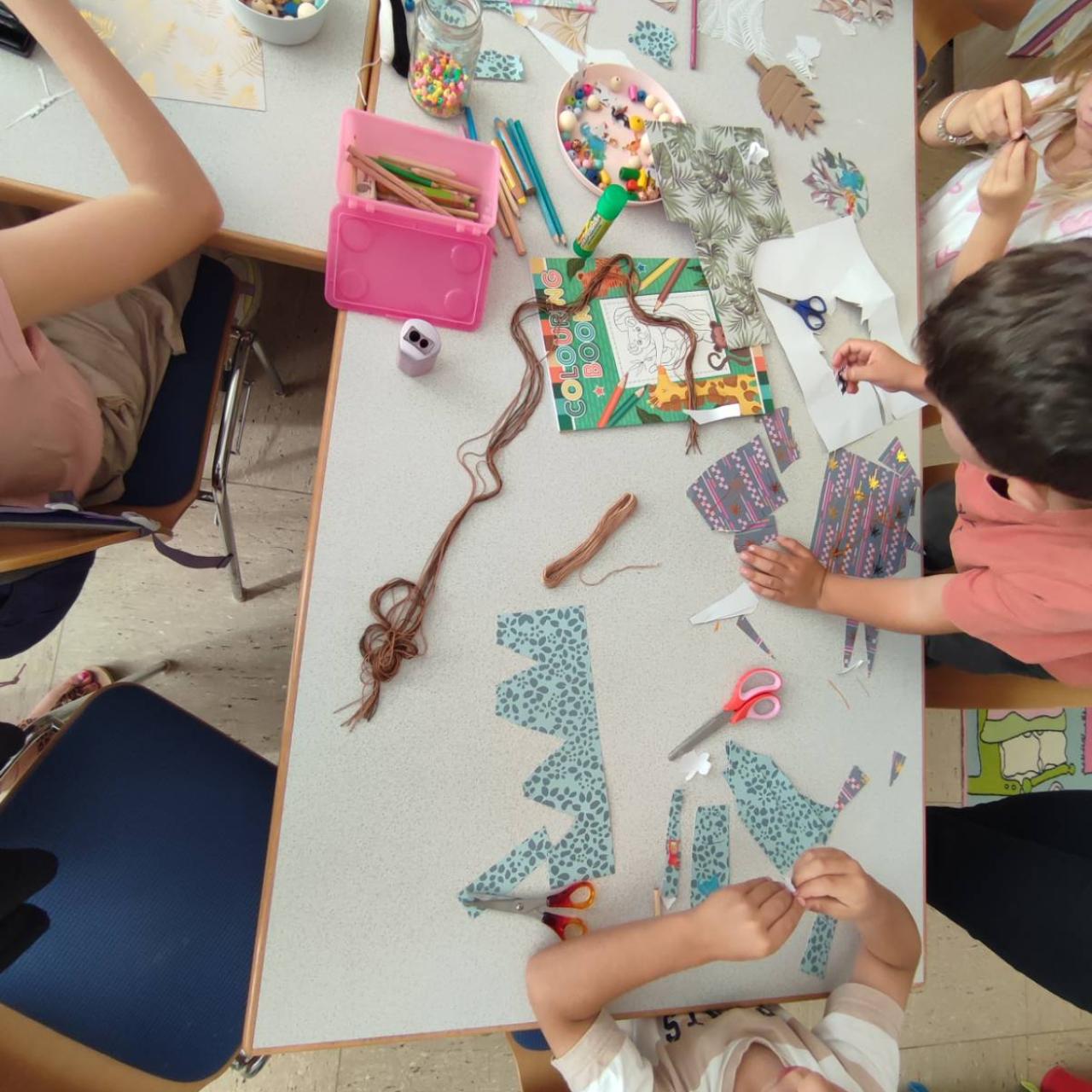 Kinder beim Basteln