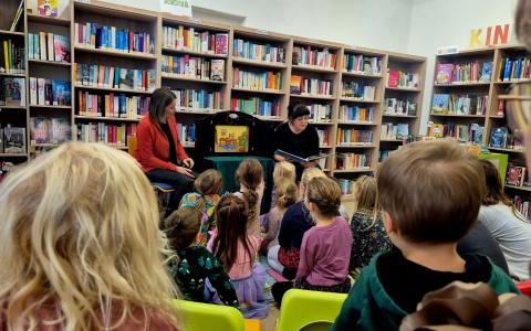 Kinder hören eine Geschichte