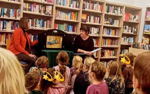 Kinder hören eine Geschichte