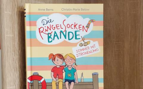 Buch im Regal