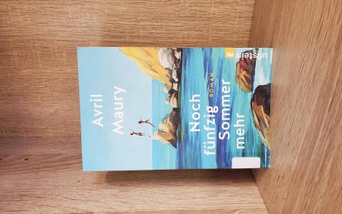 Buch im Regal